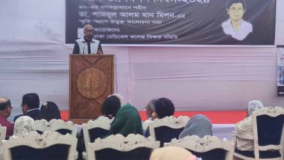 বক্তব্য রাখছেন রাজেকুজ্জামান রতন
