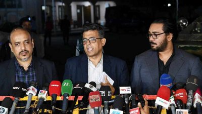 সাংবাদিকদের সঙ্গে কথা বলেন প্রধান উপদেষ্টার প্রেস সেক্রেটারি শফিকুল আলম (ছবি: মাহফুজ সাদি)