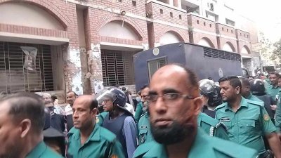 এদিন সকালে আসামিদের আদালতে হাজির করা হয় (ছবি: বাংলা ট্রিবিউন)
