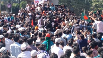 আইনজীবী সাইফুল ইসলাম আলিফের হত্যাকারীদের বিচার দাবিতে চট্টগ্রামের টাইগারপাস মোড়ে প্রতিবাদ সমাবেশে বক্তব্য দেন হাসনাত আবদুল্লাহ ও সারজিস আলম