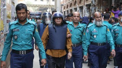 আদালত চত্বরে পুলিশি নিরাপত্তায় সাবেক মন্ত্রী কামরুল ইসলাম (ছবি: নাসিরুল ইসলাম)