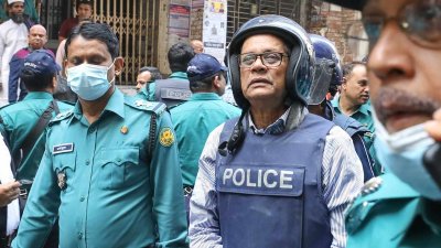 পুলিশের হেফাজতে আ স ম ফিরোজ (ছবি: নাসিরুল ইসলাম)