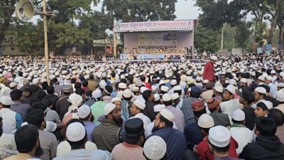 ফরিদপুর সরকারি রাজেন্দ্র কলেজ মাঠে খেলাফত মজলিশ আয়োজিত জনসভায় বক্তব্য দেন মাওলানা মামুনুল হক