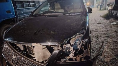 ট্রাকের ধাক্কায় প্রাইভেটকারের সামনের অংশ ক্ষতিগ্রস্ত হয়েছে