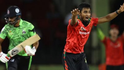 তানজিম দুই উইকেট নেন