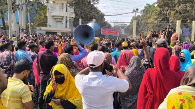 দ্বিতীয় দিনের মতো মহাসড়ক অবরোধ করে রেখেছেন শ্রমিকরা