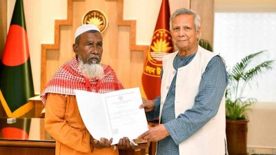 প্রধান উপদেষ্টার কাছ থেকে আবু সাঈদ ফাউন্ডেশনের সনদ গ্রহণ করেন আবু সাঈদের বাবা মকবুল হোসেন, ছবি: প্রধান উপদেষ্টার প্রেস উইং