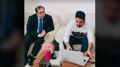 পরীক্ষামূলকভাবে টেলিটক অনলাইন সিম সেবা চালুর অনুষ্ঠানে উপস্থিত ছিলেন  ডাক টেলিযোগাযোগ ও তথ্যপ্রযুক্তি মন্ত্রণালয় এবং তথ্য ও সম্প্রচার মন্ত্রণালয়ের উপদেষ্টা মো. নাহিদ ইসলাম