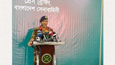 প্রেস ব্রিফিংয়ে কথা বলছেন কর্নেল ইন্তেখাব হায়দার খান