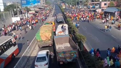 সড়কের উভয় পাশে যানজট সৃষ্টি হয়েছে