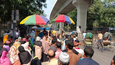কম দামে পণ্য পেতে টিসিবির ট্রাক সেলের লাইনে দাঁড়াচ্ছেন বিভিন্ন-শ্রেণি পেশার মানুষ। ছবি: সাজ্জাদ হোসেন
