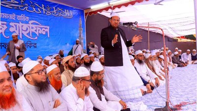 চরমোনাইর বার্ষিক মাহফিল মঞ্চে আয়োজিত ওলামা ও সুধী সম্মেলনে বক্তব্য দেন মুফতি রেজাউল করীম