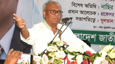 রাজশাহীর শহীদ বুদ্ধিজীবী চত্বরে অনুষ্ঠানে বক্তব্য রেখেছেন বিএনপির সিনিয়র যুগ্ম মহাসচিব রুহুল কবির রিজভী