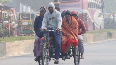শীতের সকালে কাজে যাচ্ছেন শ্রমজীবী মানুষ