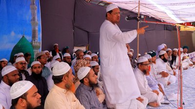 চরমোনাই মাহফিল ময়দানে এক গণজমায়েতে বক্তব্য দেন চরমোনাই পীর
