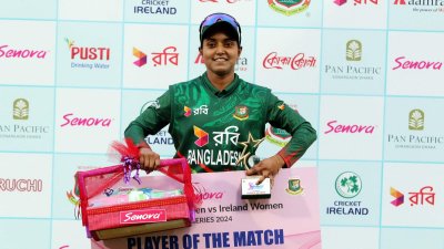 ম্যাচসেরার পুরস্কার হাতে নিগার সুলতানা।