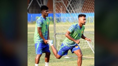 আবাহনীর দুই গোলদাতা এনামুল গাজী (বামে) ও জাফর ইকবাল।