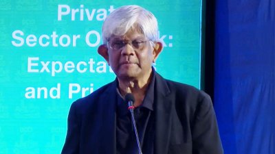 বাণিজ্য সম্মেলনে বক্তব্য রাখছেন অর্থ উপদেষ্টা ড. সালেহউদ্দিন আহমেদ