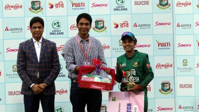 ম্যাচসেরার পুরস্কার নিচ্ছেন নিগার সুলতানা জ্যোতি।