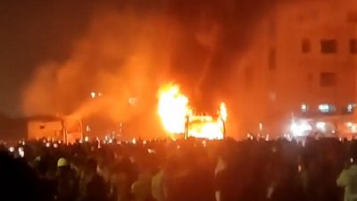 আজমেরী পরিবহনের বাসে আগুন