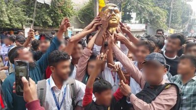 পুরান ঢাকার ন্যাশনাল মেডিক্যাল কলেজ হাসপাতাল থেকে ভাস্কর্য ভেঙে নিয়ে ড. মাহবুবুর রহমান মোল্লা কলেজের শিক্ষার্থীদের উল্লাস