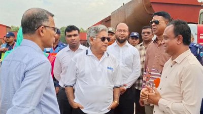 থ্রি-অ্যাঙ্গেল শিপইয়ার্ডে বিআইডব্লিউটিসির বিভিন্ন ধরনের নৌযানের নির্মাণকাজ পরিদর্শন করেন ব্রিগেডিয়ার জেনারেল (অব.) ড. এম সাখাওয়াত হোসেন