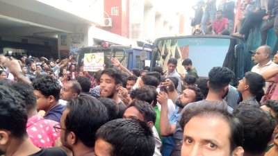 আদালতপাড়ায় চিন্ময় কৃষ্ণের ভক্তরা