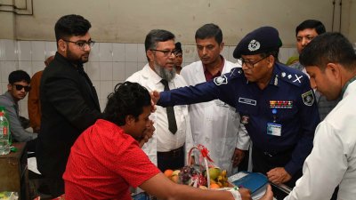 পঙ্গু হাসপাতালে আহতদের দেখতে যান আইজিপি বাহারুল আলম