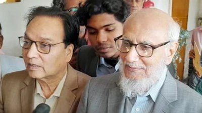 বৈঠক শেষে সাংবাদিকদের সঙ্গে কথা বলছেন জনপ্রশাসন সংস্কার কমিশনের প্রধান আব্দুল মুয়ীদ চৌধুরী