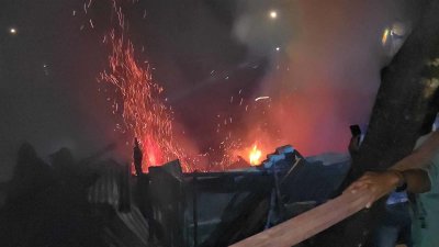 শহরের হ্যাপির মোড় এলাকায় এই আগুনের ঘটনা ঘটে