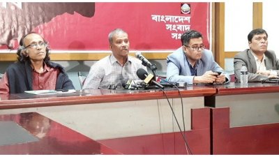 বক্তব্য দিচ্ছেন আইন উপদেষ্টা আসিফ নজরুল