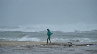 ঘূর্ণিঝড় ফিনজালের আঘাতে ভারত ও শ্রীলঙ্কায় ১৯ জনের মৃত্যু। ছবি: রয়টার্স