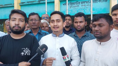 বক্তব্য দিচ্ছেন বৈষম্যবিরোধী ছাত্র আন্দোলনের অন্যতম সমন্বয়ক সারজিস আলম