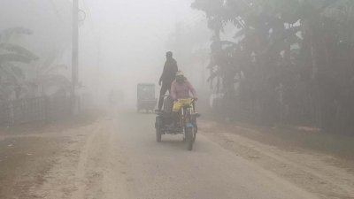 শীত উপেক্ষা করে কাজে ছুটছেন খেটে খাওয়া মানুষজন