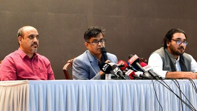 সংবাদ সম্মেলনে প্রধান উপদেষ্টার প্রেস সচিব শফিকুল আলম (ছবি: পিআইডি)