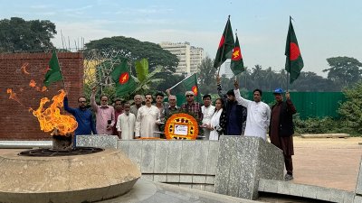 সোহরাওয়ার্দী উদ্যানে শিখা চিরন্তনে পুষ্পস্তবক অর্পণ করে জাসদ