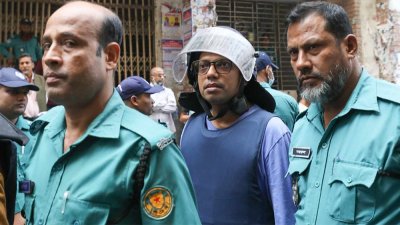 আদালতে পুলিশি প্রহরায় জুনাইদ আহমেদ পলক