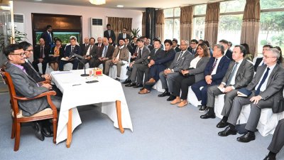 বিদেশি কূটনীতিকদের ব্রিফ করছেন পররাষ্ট্র উপদেষ্টা তৌহিদ হোসেন