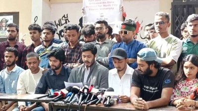 সংবাদ সম্মেলনে সরকারি তিতুমীর কলেজের শিক্ষার্থীরা