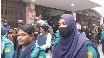 আদালত প্রাঙ্গণে পুলিশ প্রহরায় সাবেক আইনমন্ত্রী আনিসুল হক