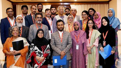জুলাই শহীদ স্মৃতি ফাউন্ডেশনের তৃতীয় কেন্দ্রীয় কার্যনির্বাহী পরিষদের সভার ফাঁকে অতিথিরা