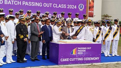 পাসিং আউট প্যারেড অনুষ্ঠানে উপদেষ্টা এম সাখাওয়াত হোসেন