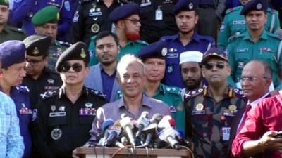 সাংবাদিকদের প্রেস ব্রিফিংকালে স্বরাষ্ট্র উপদেষ্টা লেফটেন্যান্ট জেনারেল (অব.) জাহাঙ্গীর আলম চৌধুরী