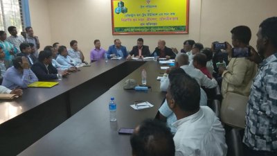সিলেট বিভাগীয় শ্রম অধিদফতরের উদ্যোগে ত্রিপক্ষীয় আলোচনার মাধ্যমে রবিবার শ্রমিকদের মজুরি দেওয়ার আশ্বাস দেওয়া হয়েছে