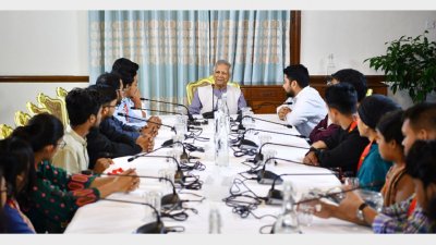 প্রধান উপদেষ্টা ড. মুহাম্মদ ইউনূস মঙ্গলবার সন্ধ্যায় বৈষম্যবিরোধী ছাত্র আন্দোলনের নেতাদের সঙ্গে মতবিনিময় করেন। ছবি: পিআইডি