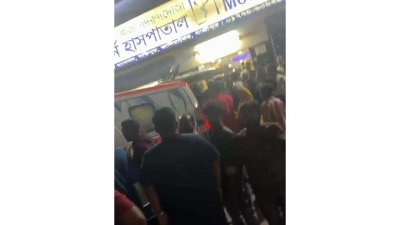 স্থানীয়রা ব্যবসায়ীকে গুরুতর আহত অবস্থায় হাসপাতালে ভর্তি করেন