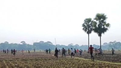 জমি দখলকে কেন্দ্র করে দুই দল গ্রামবাসী রক্তক্ষয়ী সংঘর্ষে জড়িয়ে পড়ে