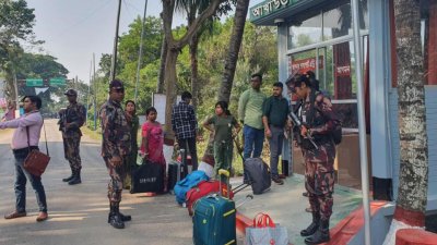 মঙ্গলবার বিকালে আখাউড়া স্থলবন্দর দিয়ে দেশে ফিরে কয়েকজন বাংলাদেশি অভিযোগ করেছেন, তারা ভারতে হয়রানির শিকার হয়েছেন
