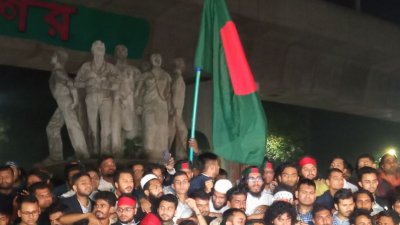 বিশ্ববিদ্যালয়ের বিভিন্ন এলাকা প্রদক্ষিণ করে রাজু ভাস্কর্যে এসে সমাবেশ করে  মিছিলটি
