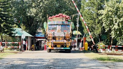 ভারত থেকে আসা পণ্যবাহী ট্রাক